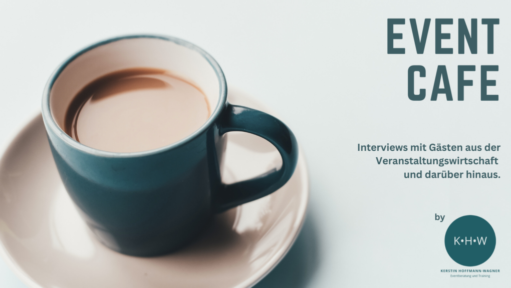 Die Grafik ist das Keyvisual für die Interviewrubrik Eventcafe. Eine petrolfarbene Tasse mit Kaffee gefüllt steht auf einem hell-petrolfarbenen Untergrund. Rechts der Text: "Eventcafe. Interviews mit Gästen aus der Veranstaltungswirtschaft und darüber hinaus. By Kerstin Hoffmann-Wagner, Eventberatung und Training."